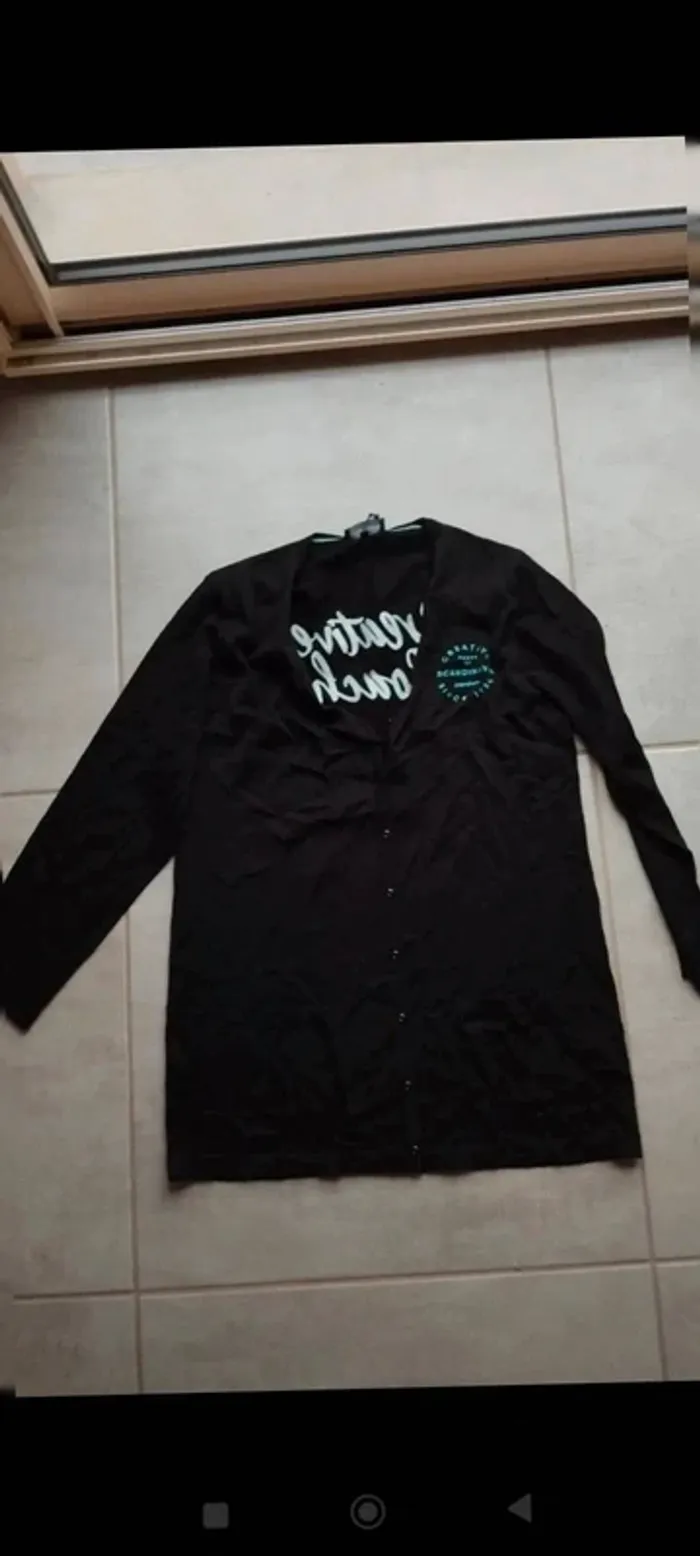 Grand gilet noir taille xxl avec écritures bleu femme