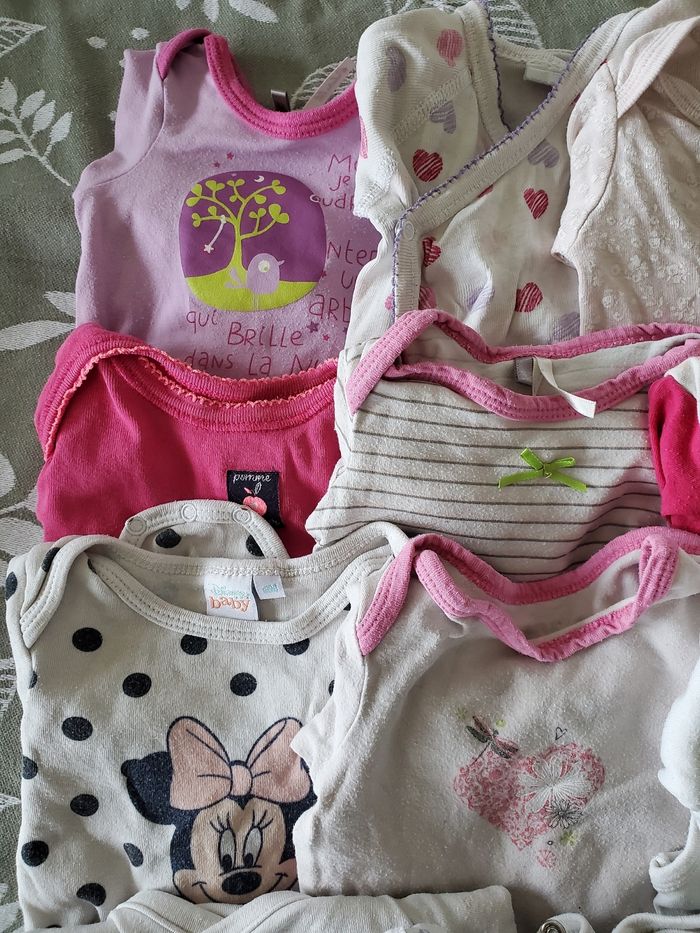 lot de 13 bodies 6 mois - photo numéro 2