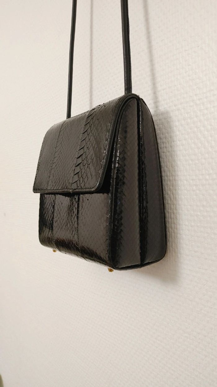 Magnifique sac vintage en cuir exotique noir longue bandoulière - photo numéro 4