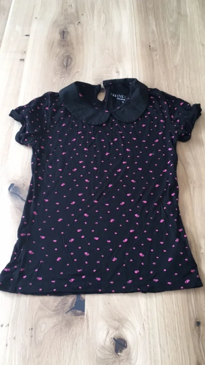 T shirt noir à motif rose