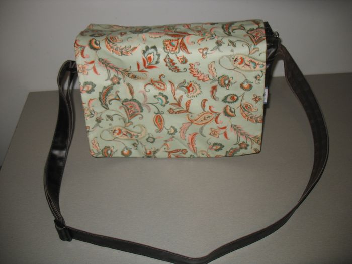 SAC A MAIN NOIR AVEC SON RABAT "PAPA PIQUE ET MAMAN COUD" - n°15