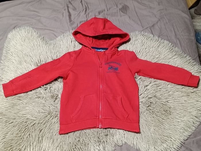 Veste zippée à capuche rouge