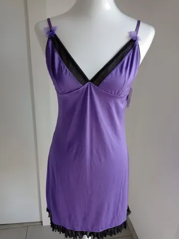 Magnifique nuisette sexy violette sexy avec dentelle noire avec noeuds neuve avec étiquette T.L H&M
