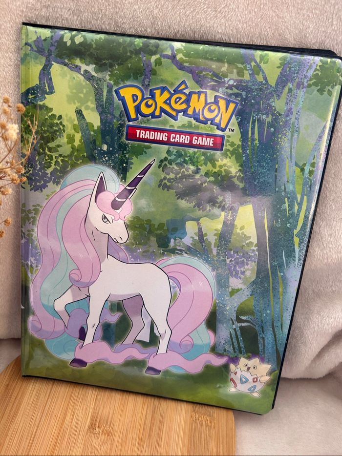 🦄 Classeur Pokémon Galopa de Galar – Édition Pastel - photo numéro 2