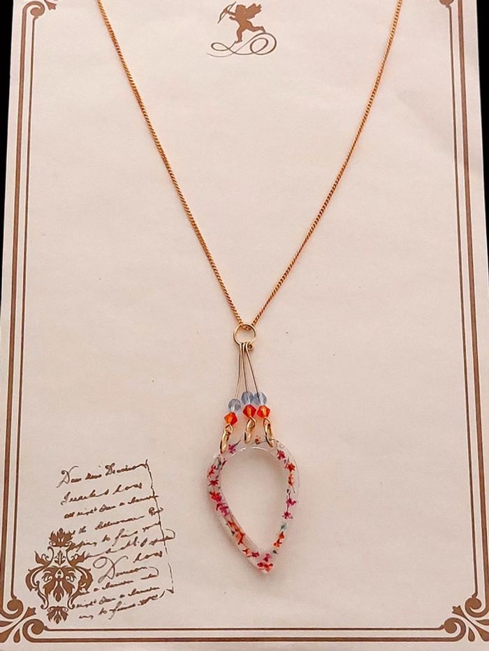 Magnifique collier pendentif en résine avec chaîne dorée - photo numéro 7