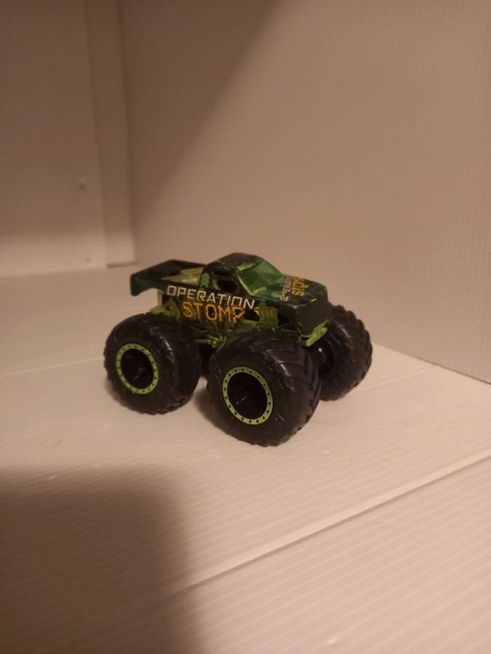Hotwheel monster truck opération stomp