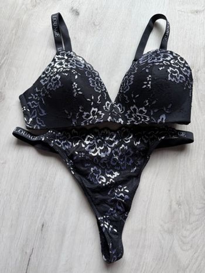 Ensemble lingerie Lounge.