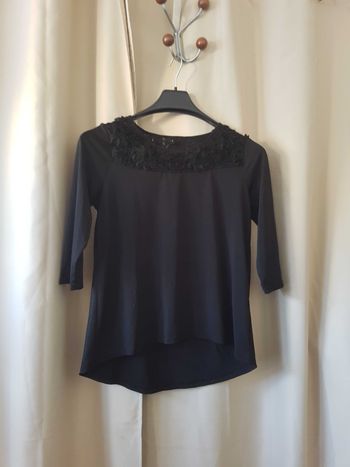 Très joli haut noir taille 3