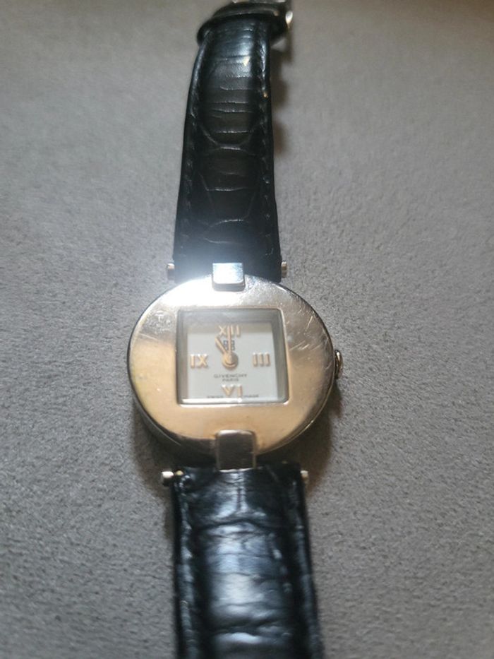 Montre Givenchy bon état - photo numéro 3