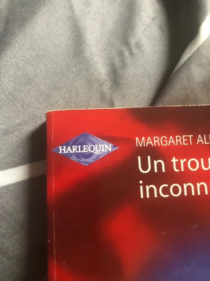 Livre un troublant inconnu édition harlequin 📕 - photo numéro 4