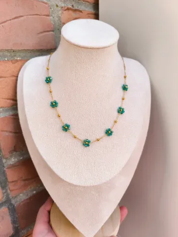 Collier doré avec fleurs marguerites vertes