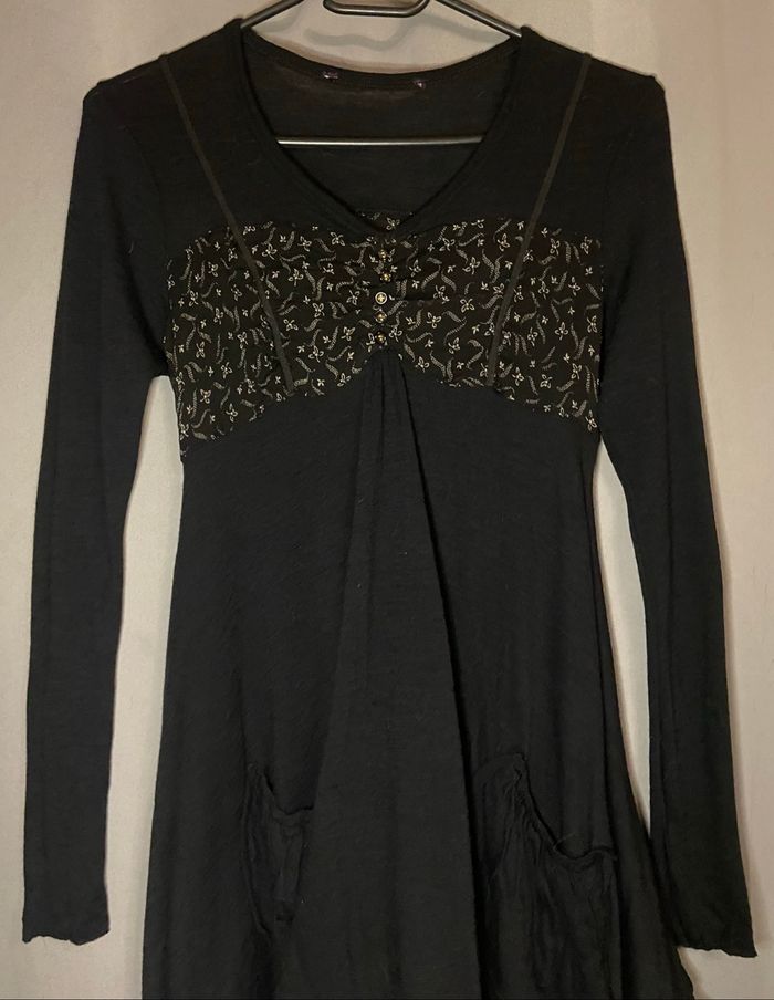 Haut long asymétrique noir et fleurs blanches - photo numéro 2