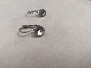 Boucles d’oreilles dormeuses argentées avec strass cristal