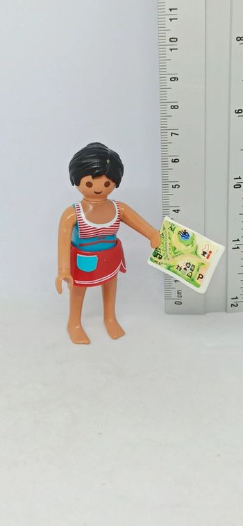 Femme avec jupe et carte playmobil