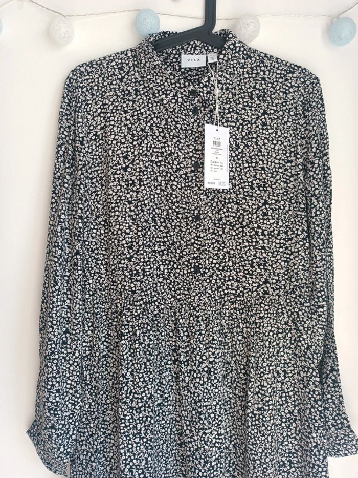 Robe noire à imprimé floral blanc Vila Taille 38 Neuf avec étiquette - photo numéro 3