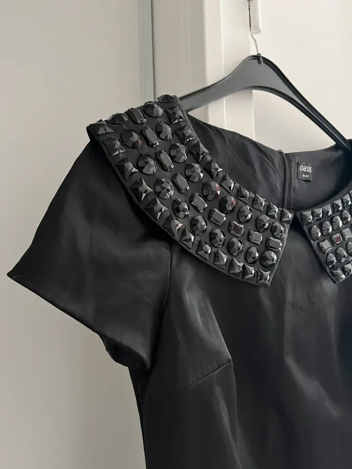 Robe chic noire avec perles Oasis T38 très bon état - photo numéro 2
