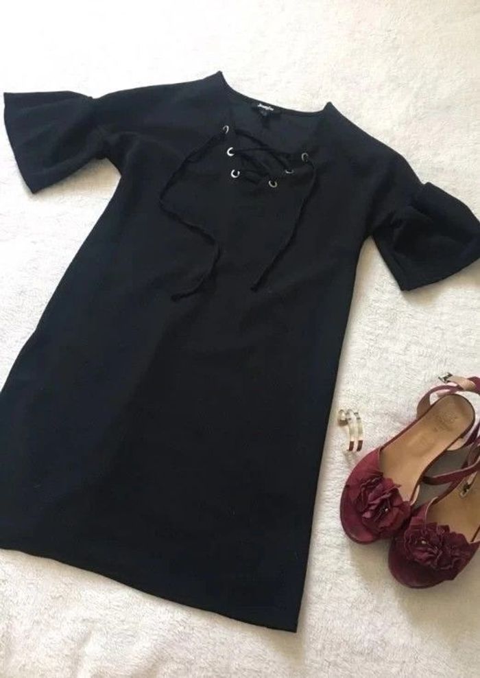 Petite robe noire d'été uni basique simple casual décolleté col V en lacets manches courtes