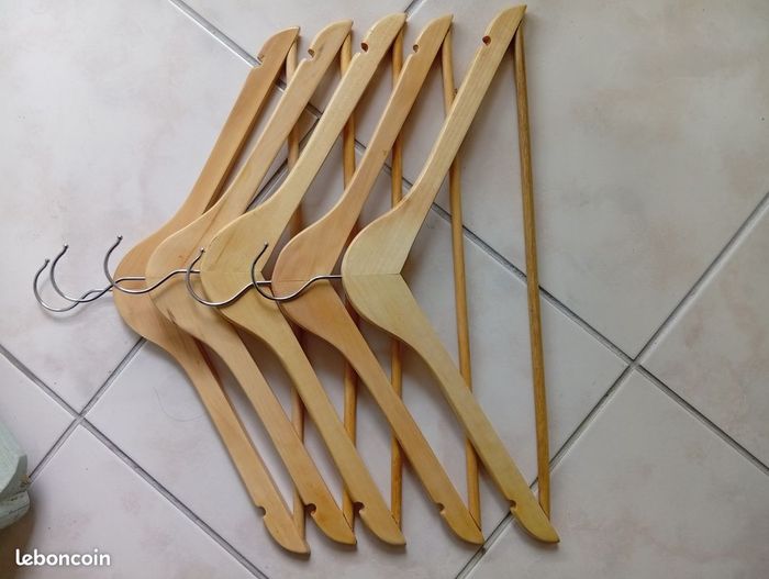 Lot de 5 cintres en bois
