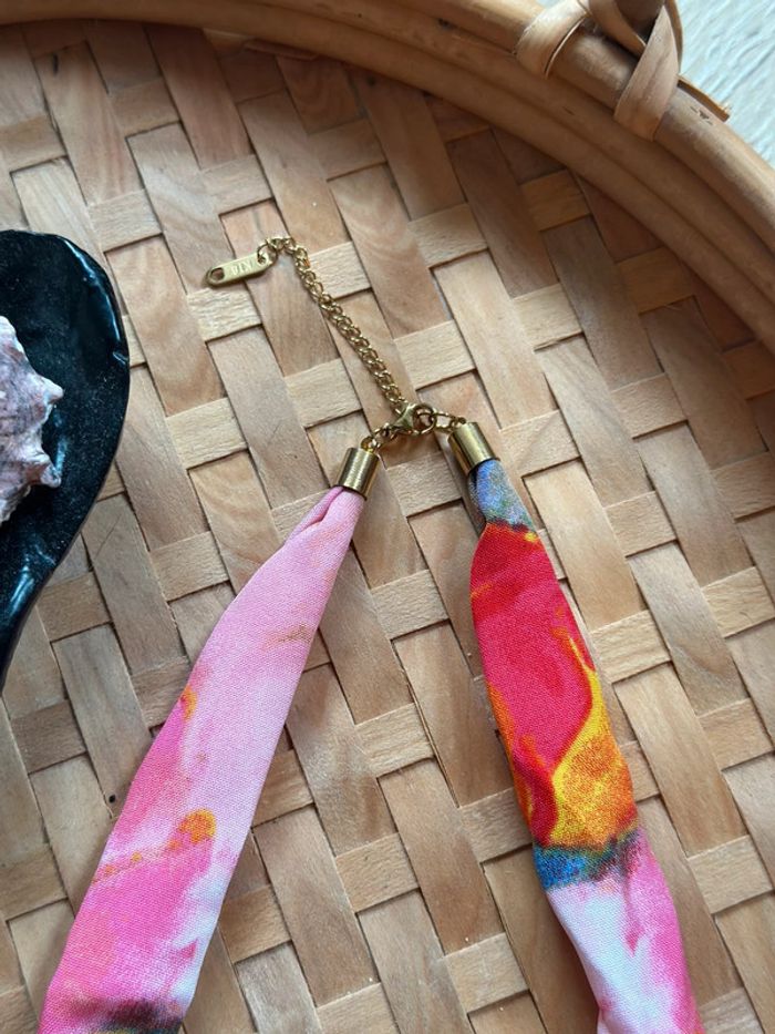 Collier fantaisie tissu multicolore avec breloques dorées étoile de mer et coquillages - photo numéro 6