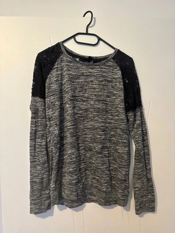Pull léger gris et dentelle