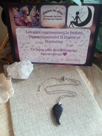 Collier avec une aile en pierre d'obsidienne naturelle