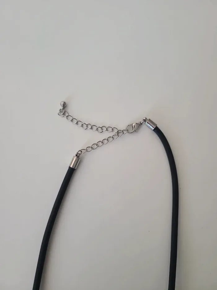 Collier noir avec perles cuir - photo numéro 3