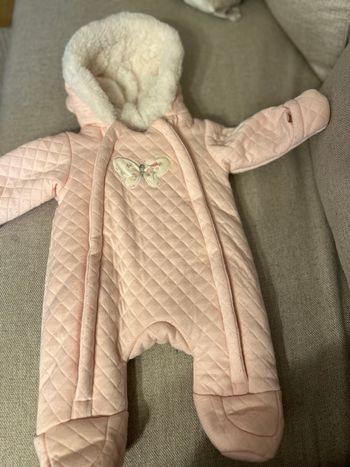 Combi pilote rose bébé en très bon état 1 mois