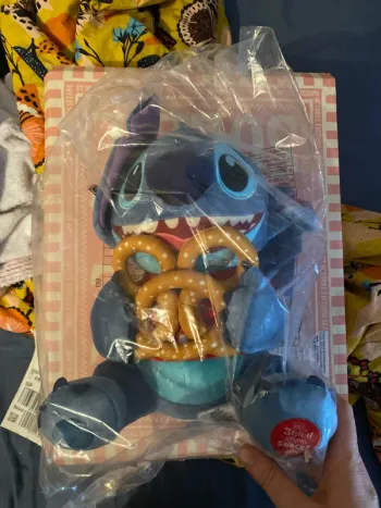 Stitch attacks snacks bretzel