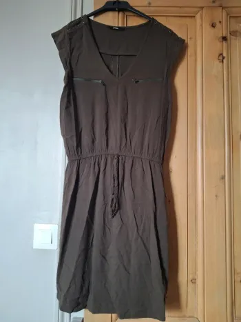 Robe fluide sans manches kaki avec lien ceinture
