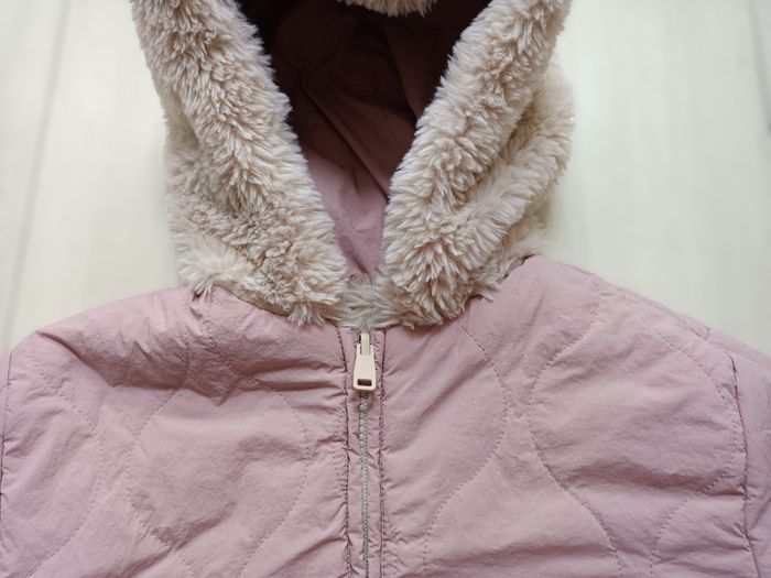 Manteau. Doudoune reversible rose et fausse fourrure à capuche. Zara. Taille 4 - 5 ans. 110 cm - photo numéro 2
