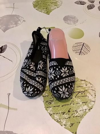 Chaussures plates fourrées taille 38 noir et blanche