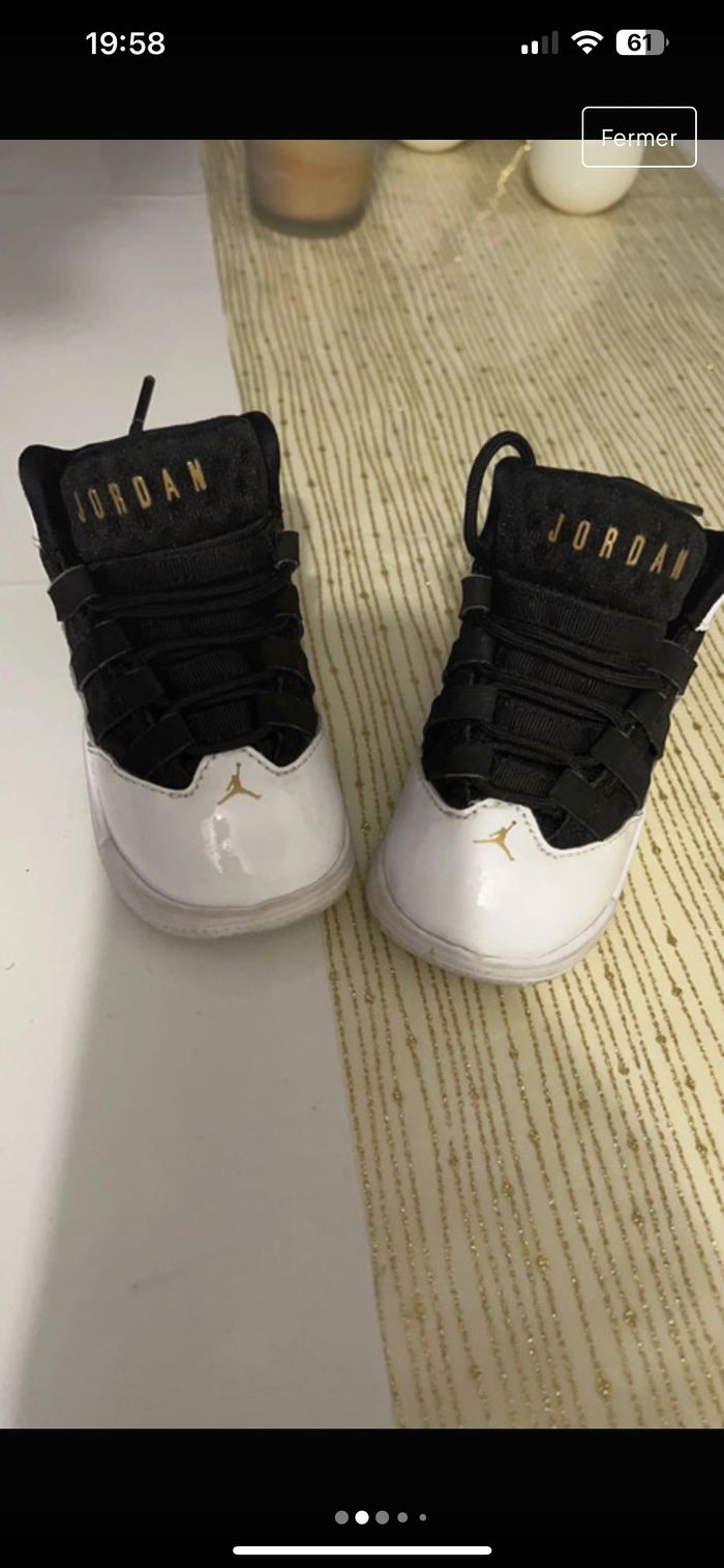 Basket Jordan noir et blanc taille 21 - photo numéro 2