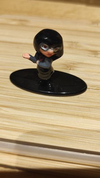 Figurine metal disney/pixar edna mode les minions