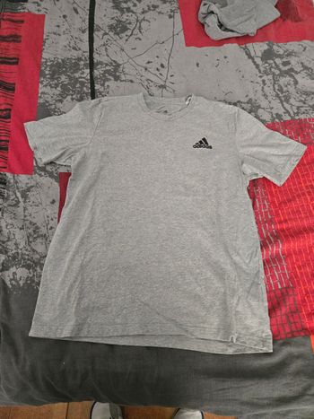 T-shirt Adidas  en taille M