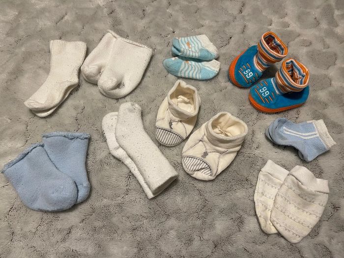 Lot naissance chaussettes, chaussons, gants - photo numéro 2