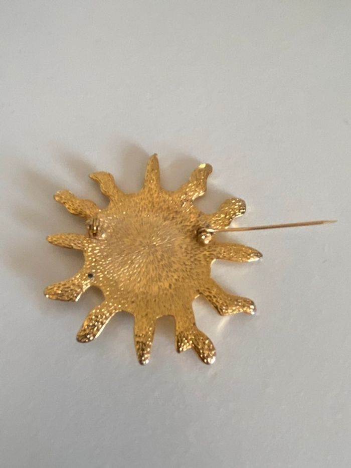 Broche vintage soleil avec visage en métal doré - photo numéro 6