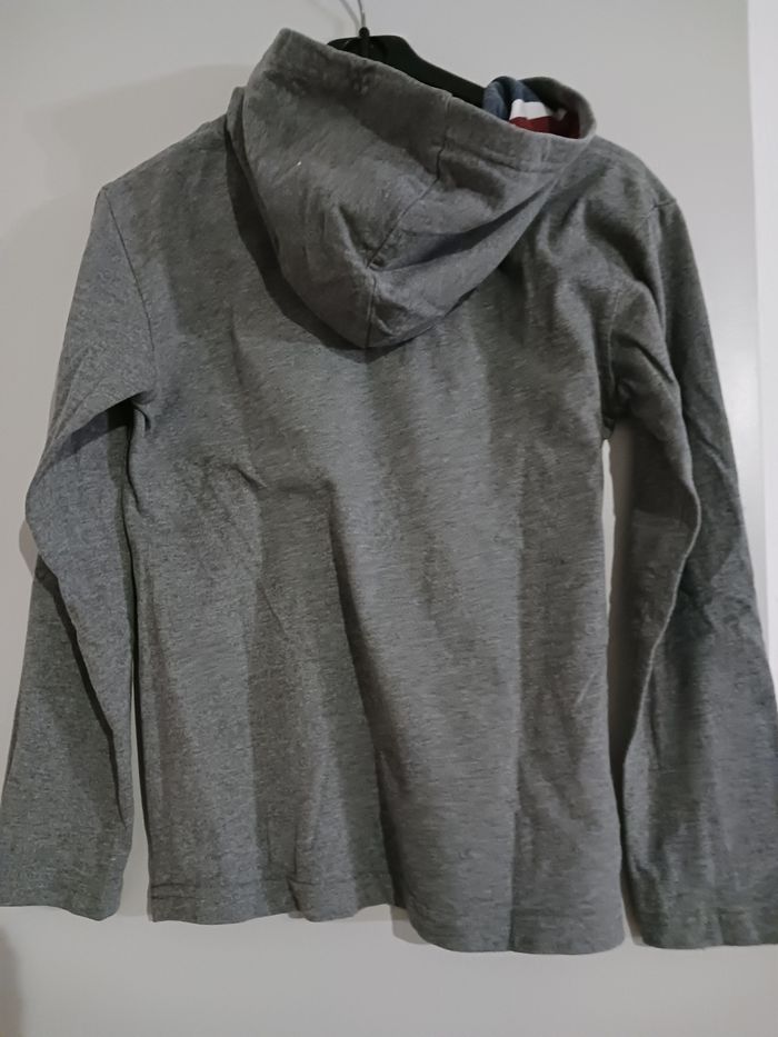 tee-shirt à capuche