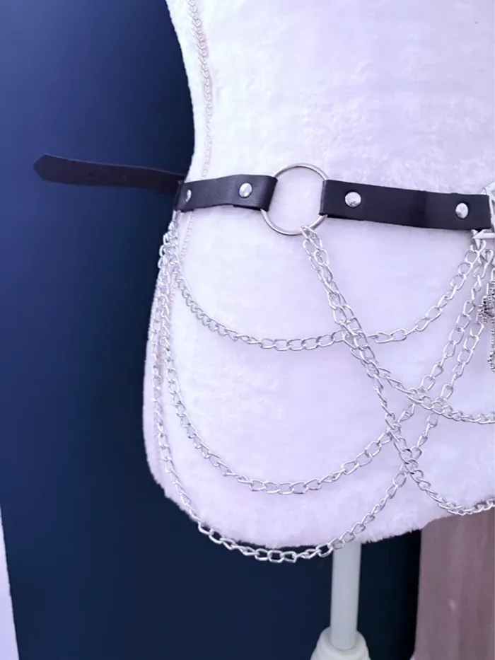 Ceinture ajustable effet cuir avec chaîne anneaux et bijoux Witch - photo numéro 3