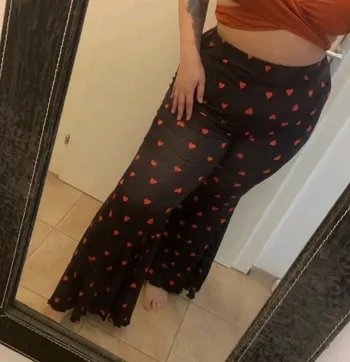 Pantalon noir avec petit coeurs  pâtes très larges. Taille 48