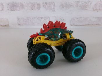 Monster trucks Hotwheels - Dinosaure stégosaure