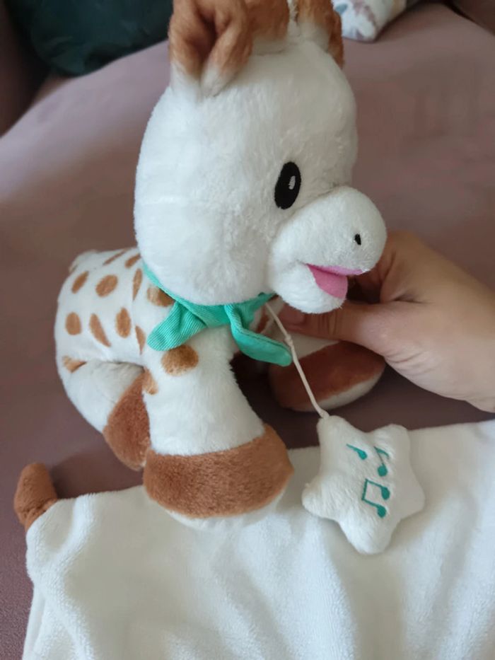 Doudou et peluche musicale Sophie la girafe - photo numéro 2