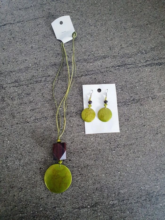 Ensemble collier + boucles d'oreilles. - photo numéro 1