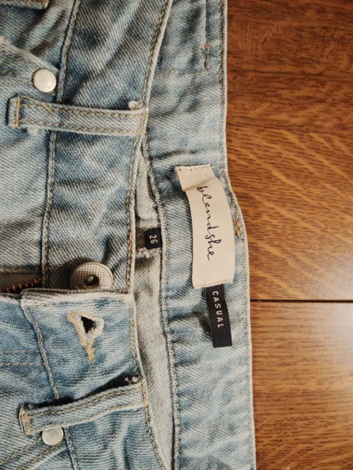 Short jeans troués - photo numéro 2