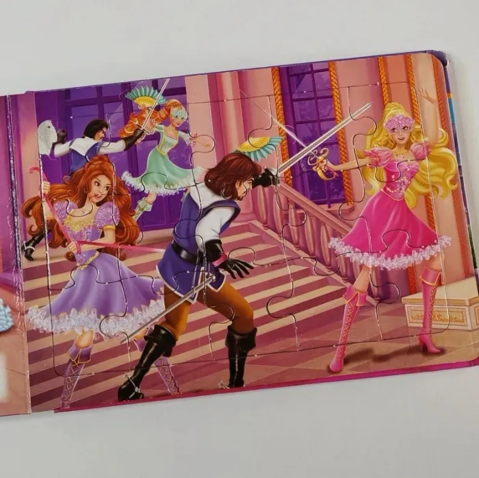 Livre composé de 5 puzzles Barbie - photo numéro 4