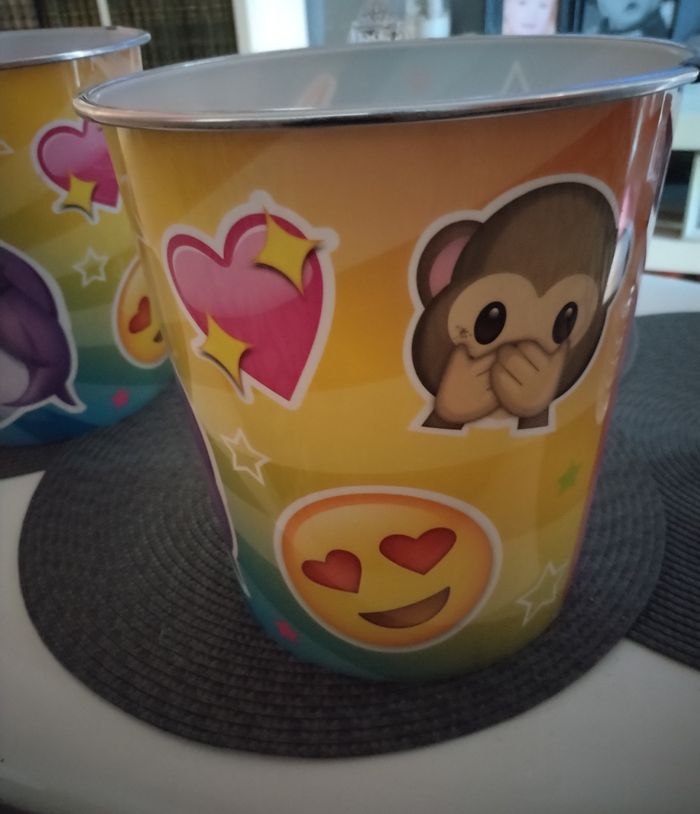 Lot ou à l'unité poubelles de bureau "emojis" en très bon état - photo numéro 2