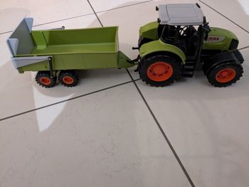 Tracteur Claas avec remorque