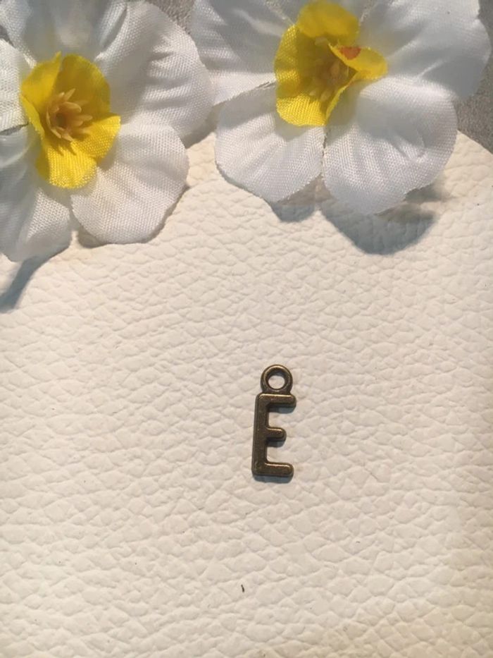 pendentif fantaisie métal doré vieilli lettre E