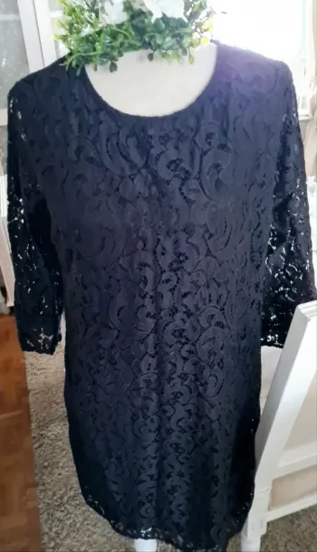 Robe noire dentelle Taille 42/44 Neuve