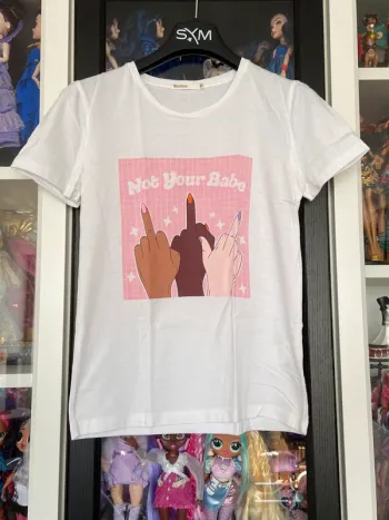 T-shirt blanc Bizzbee « not your babe »