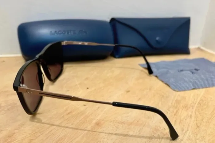 Lunette de soleil Lacoste avec 2 étuis - photo numéro 2